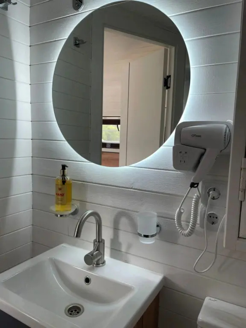 Бунгало Скандинавское на Двоих с Панорамными Окнами, Террасой и Финским Банным Чаном на Дровах