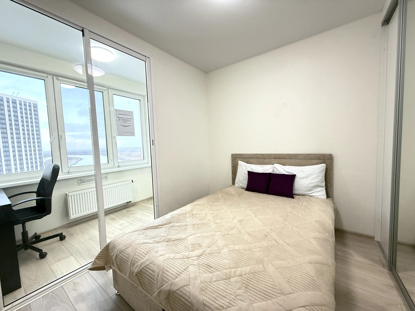 Апартаменты Элитные на берегу реки Тура с видом на Мост Влюбленных