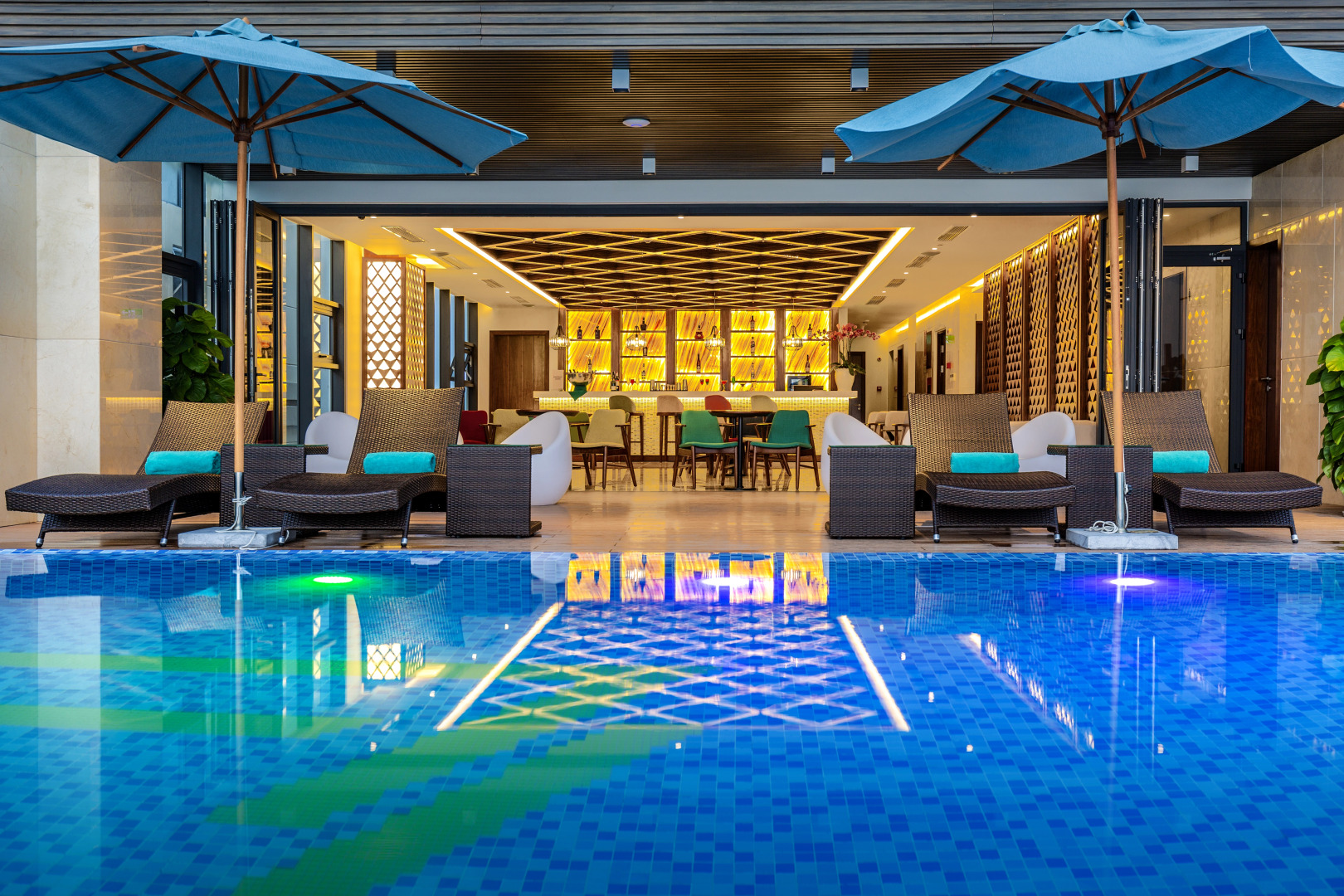 Отель Maximilan Danang Beach