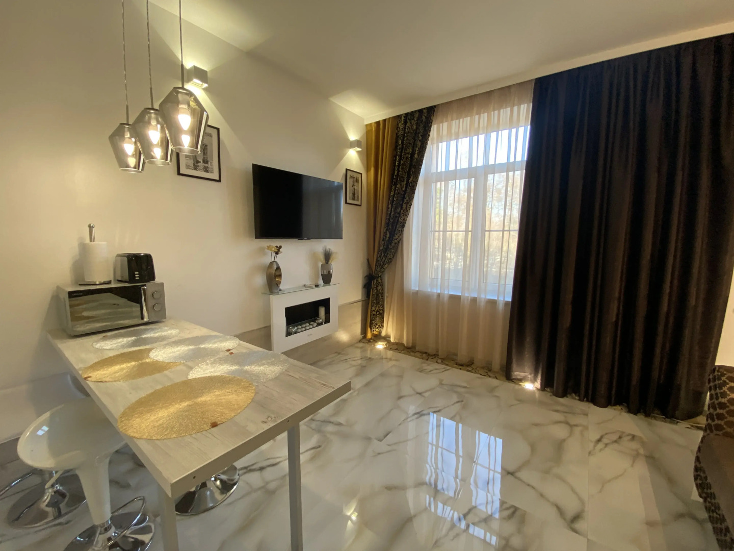 Апартаменты в современном стиле с камином