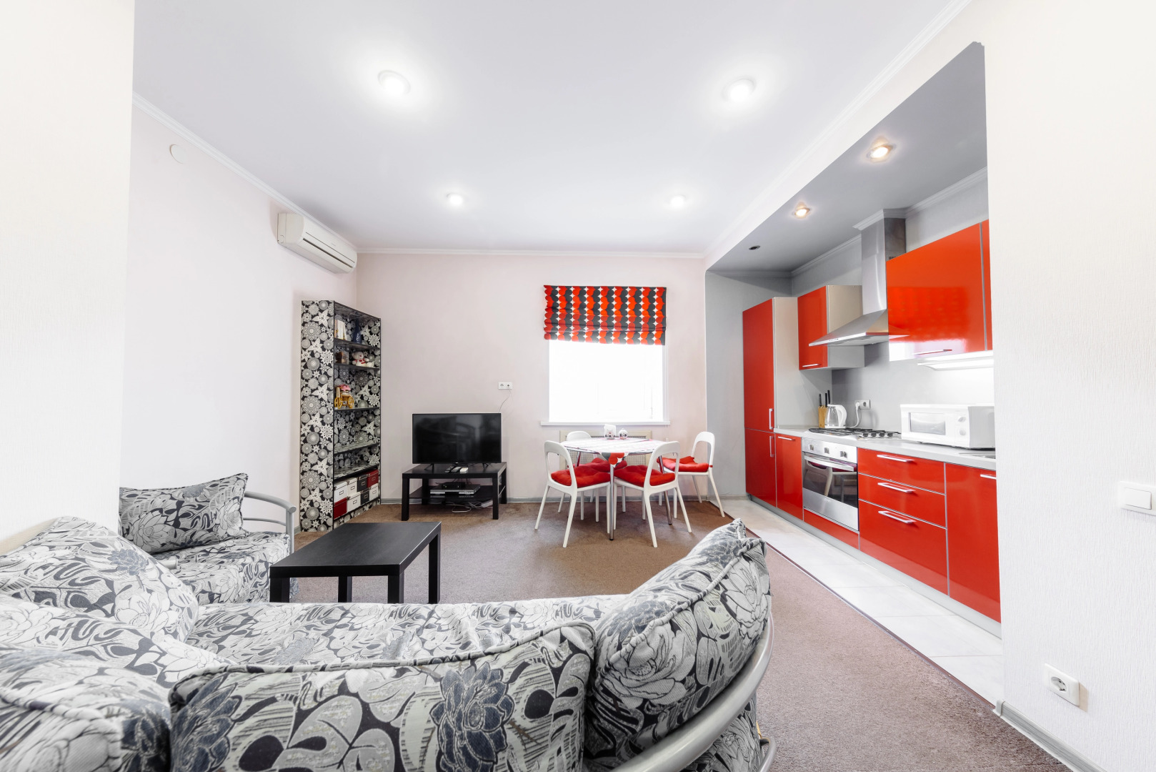 Апартаменты в Центре На 1 Линии с Видом на Крейсер Михаил Кутузов Море и Форумную Площадь от LetoAрart