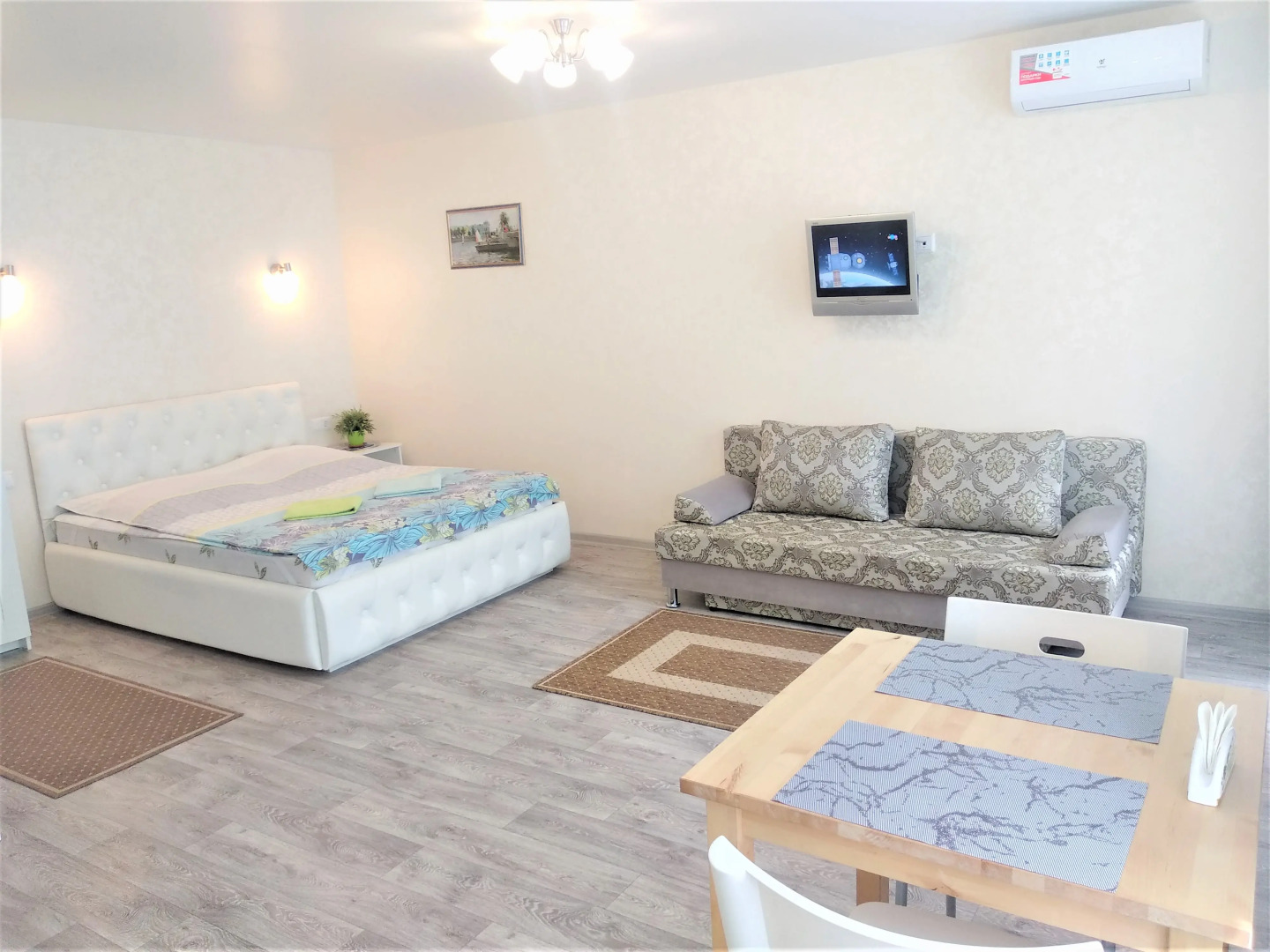 Апартаменты возле площади 1905 года