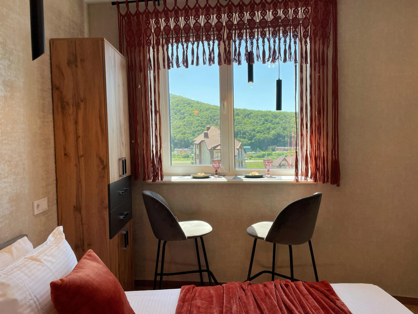 Апартаменты в Стиле Бохо с Видом на Море и Горы