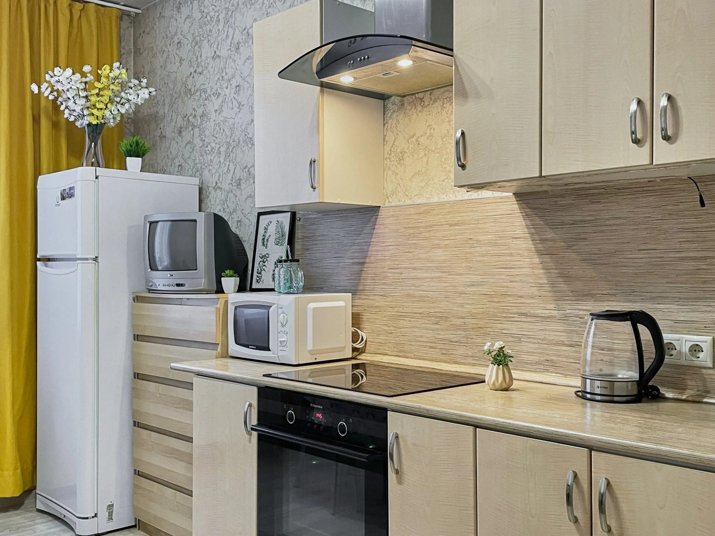 Апартаменты Шикарная двухкомнатная квартира с раздельными комнатами и балконом