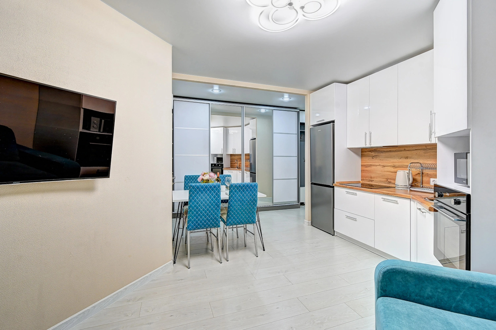 Апартаменты Morskaya Simfonya-2 евро трехкомнатные с балконом бассейном на территории