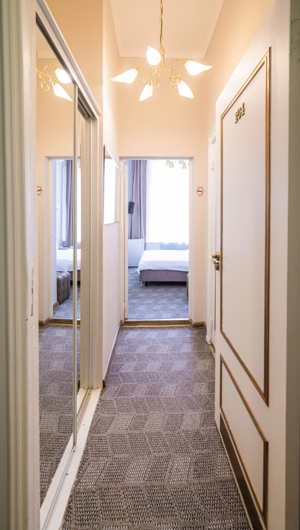 Отель Ист-Вест