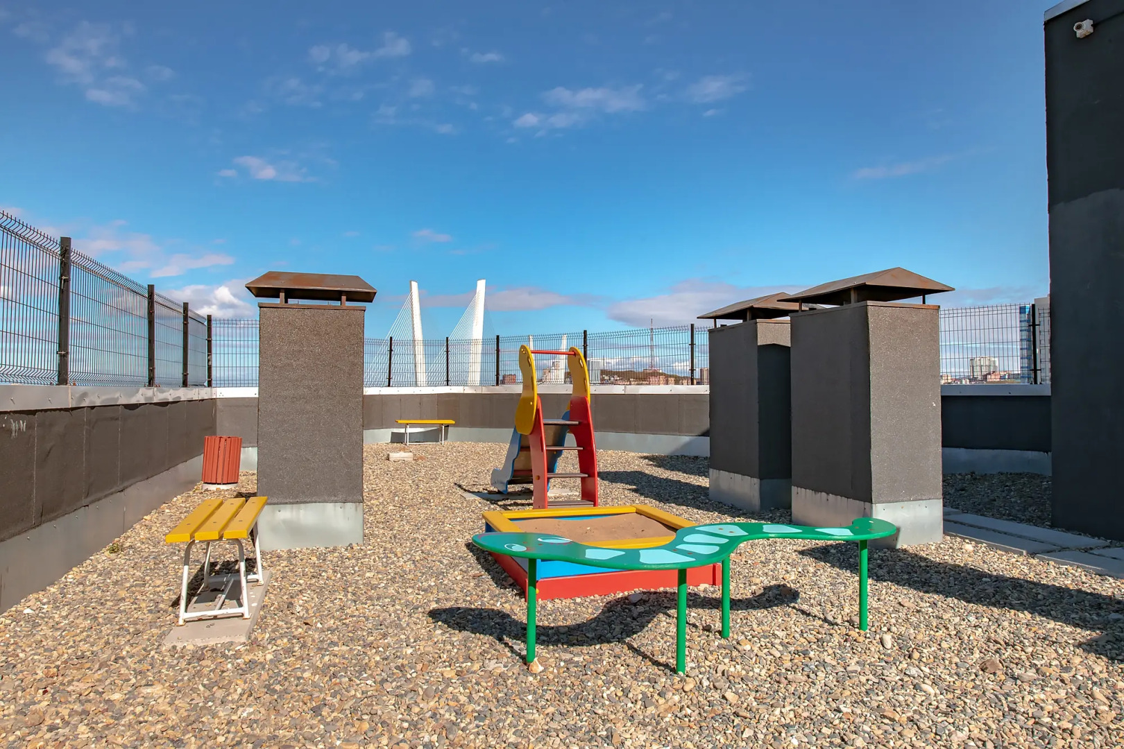 Апартаменты на высоком этаже, рядом с театром и мостом, недалеко от центра. Фастовская 29.