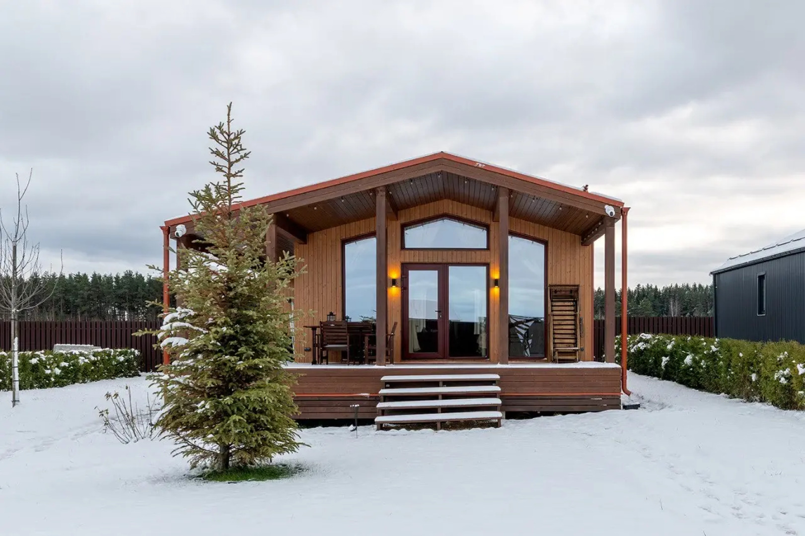 Частный дом уютный с панорамными окнами с выходом на террасу