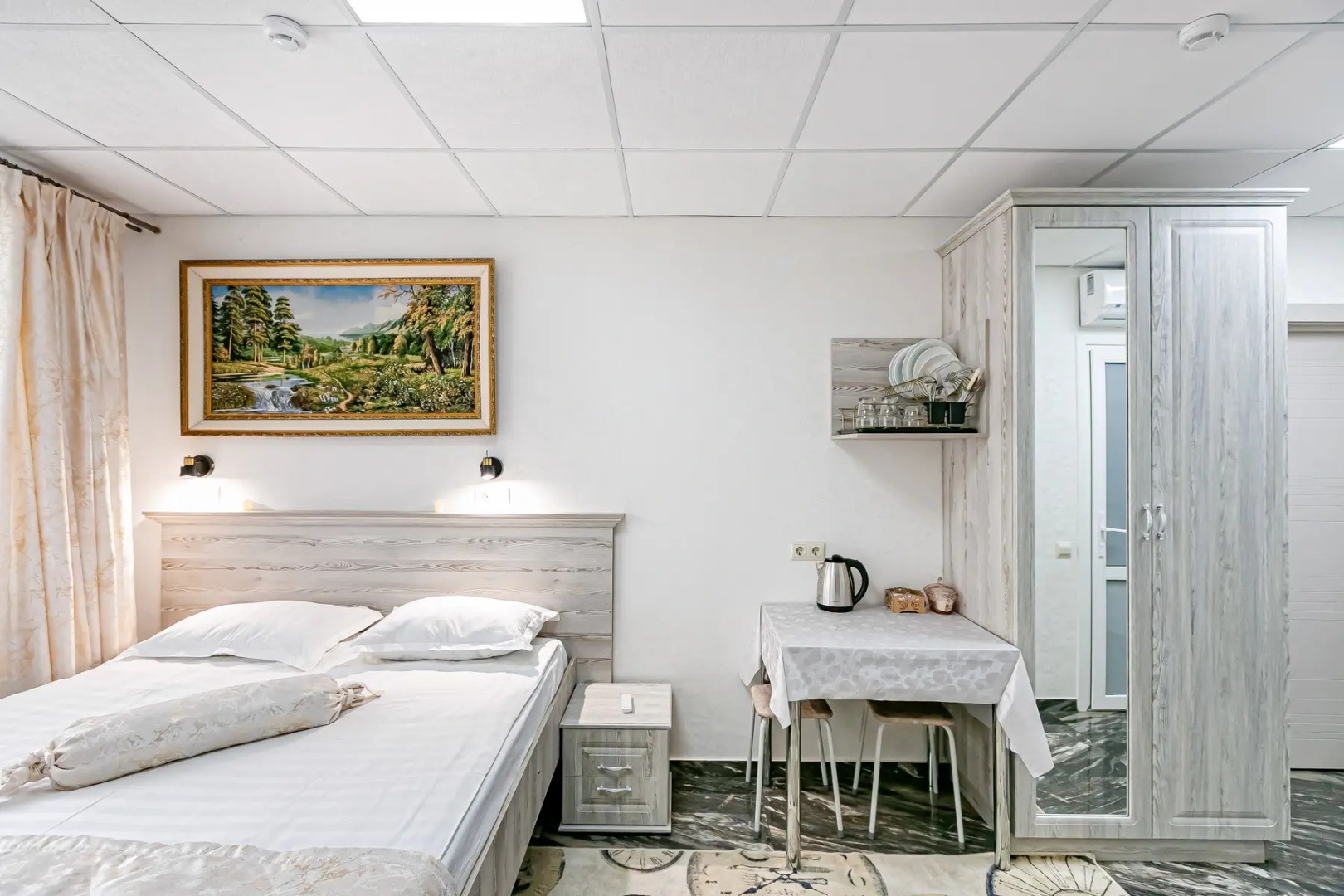 Отель Лидер