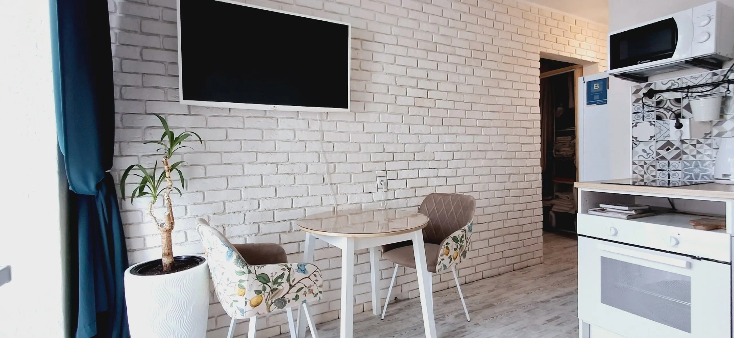 Квартира с подвесными креслами из ротанга на панорамной лоджии