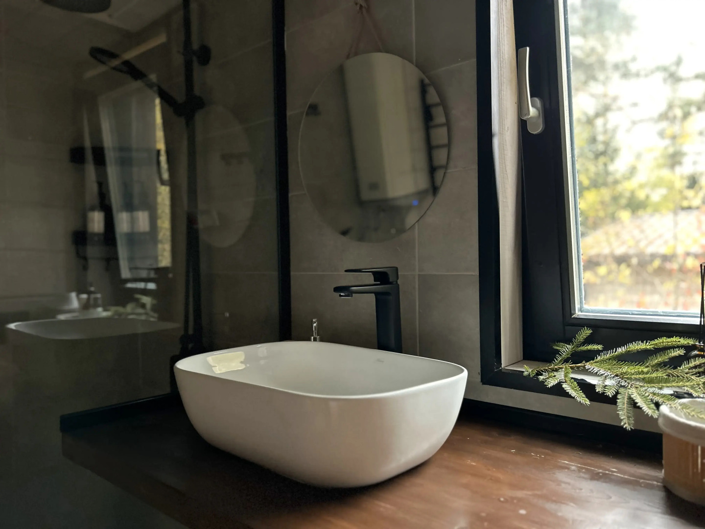 Частный дом у озера с террасой Сосновый дом