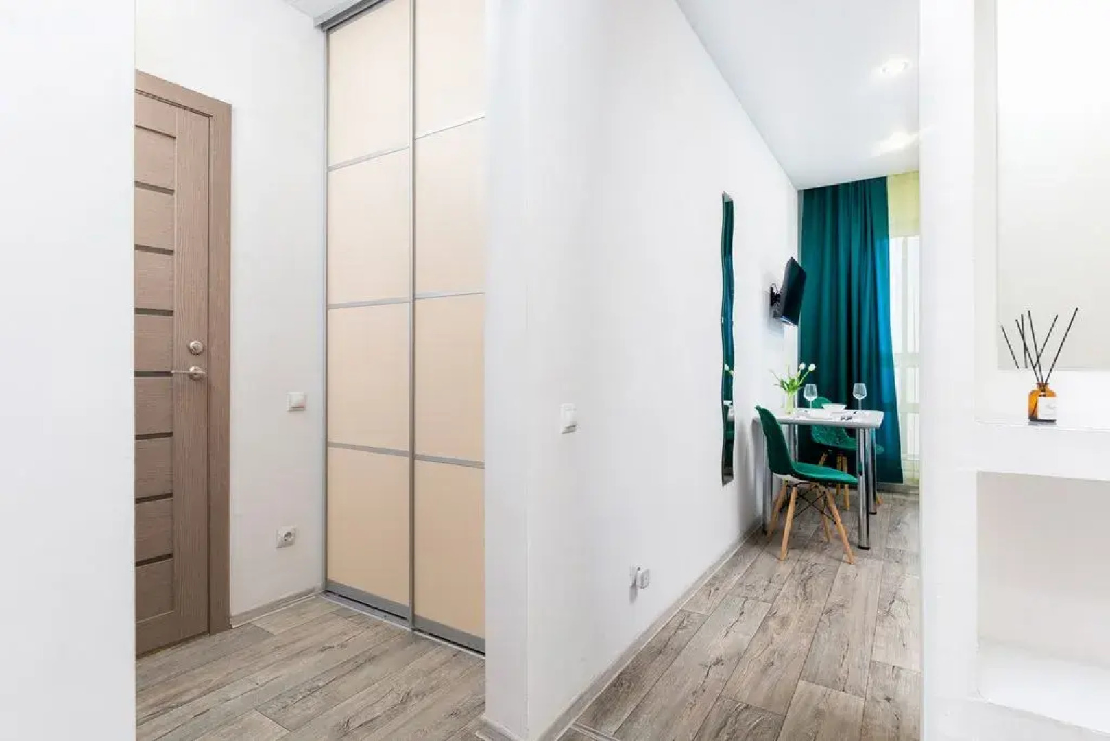 Апартаменты светлые на 16 этаже