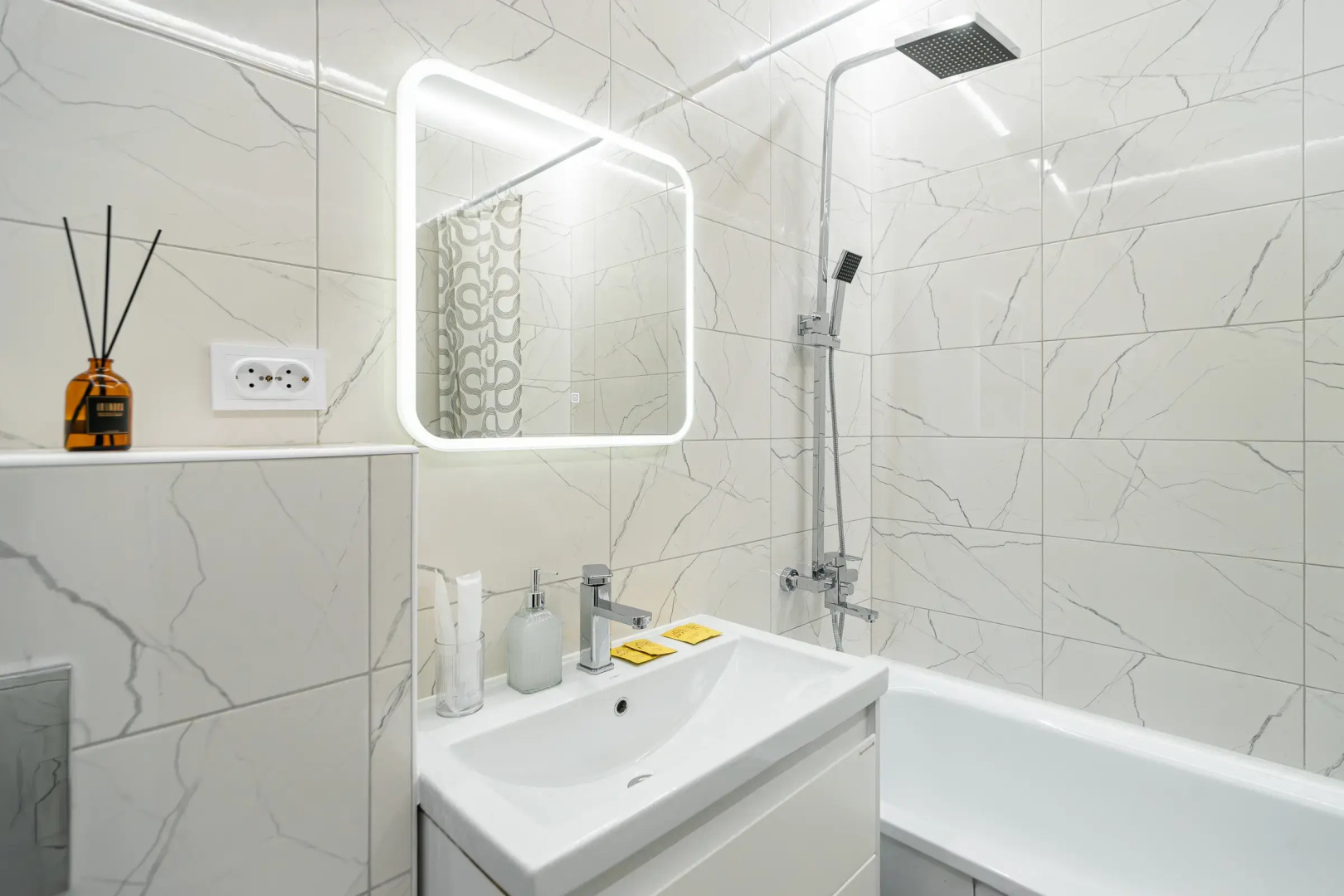 Апартаменты с панорамными окнами на набережной реки