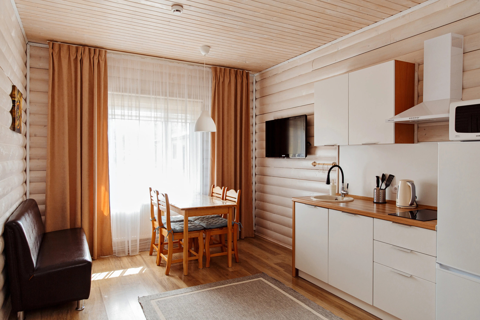 Частный дом у реки