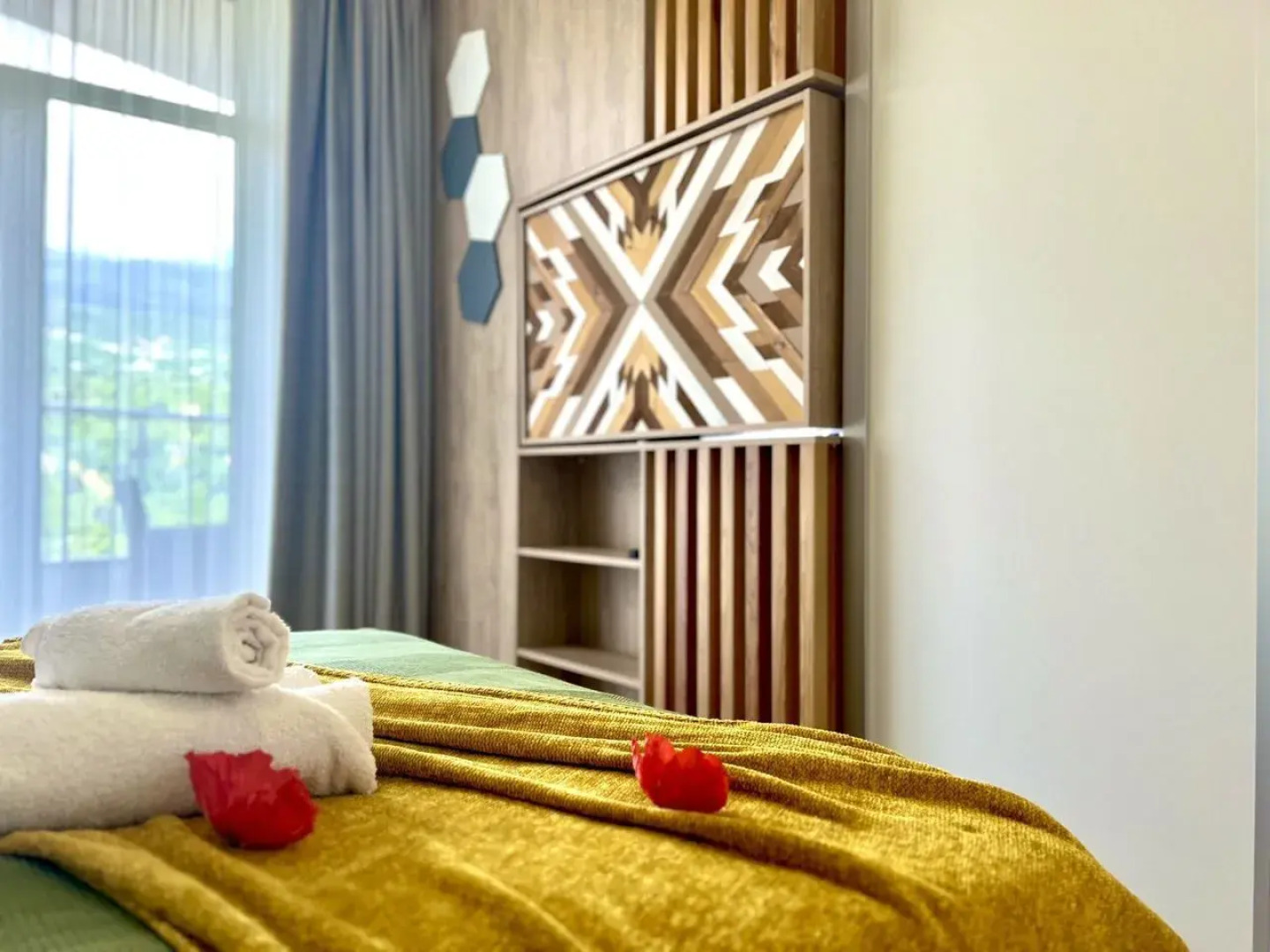 Апартаменты на Ялтинской улице, 12А. ЖК «Шато Лувр»