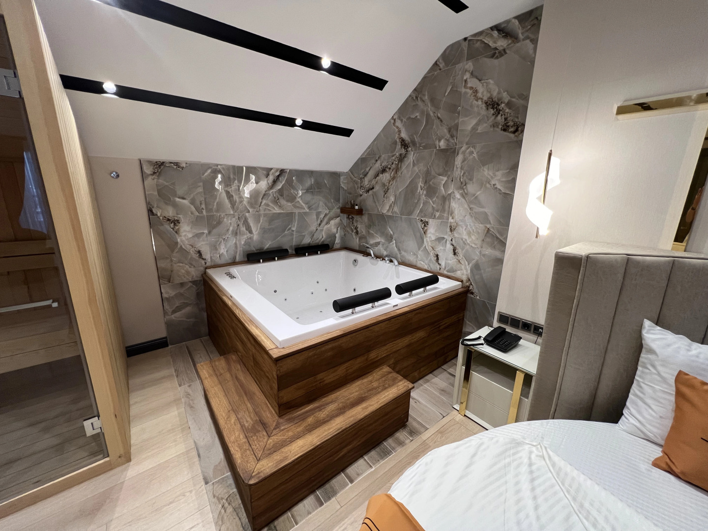 Hotel Elysian Airport