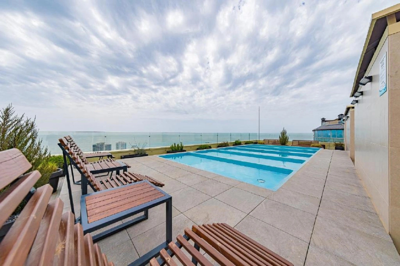 Апартаменты у Дендрария в ЖК Метрополь на самом высоком этаже, где есть бассейн