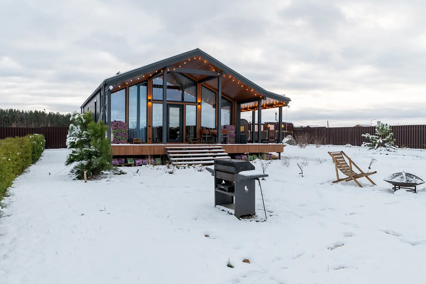 Частный дом с панорамными окнами с выходом на террасу и баней на дровах