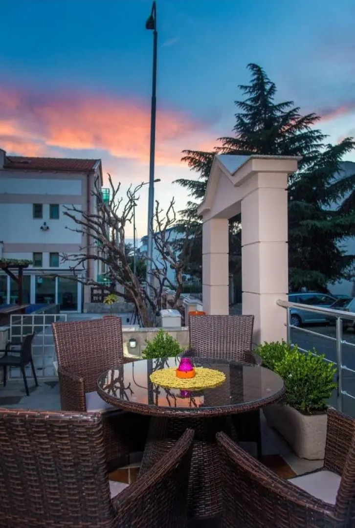 Отель Swiss Holiday