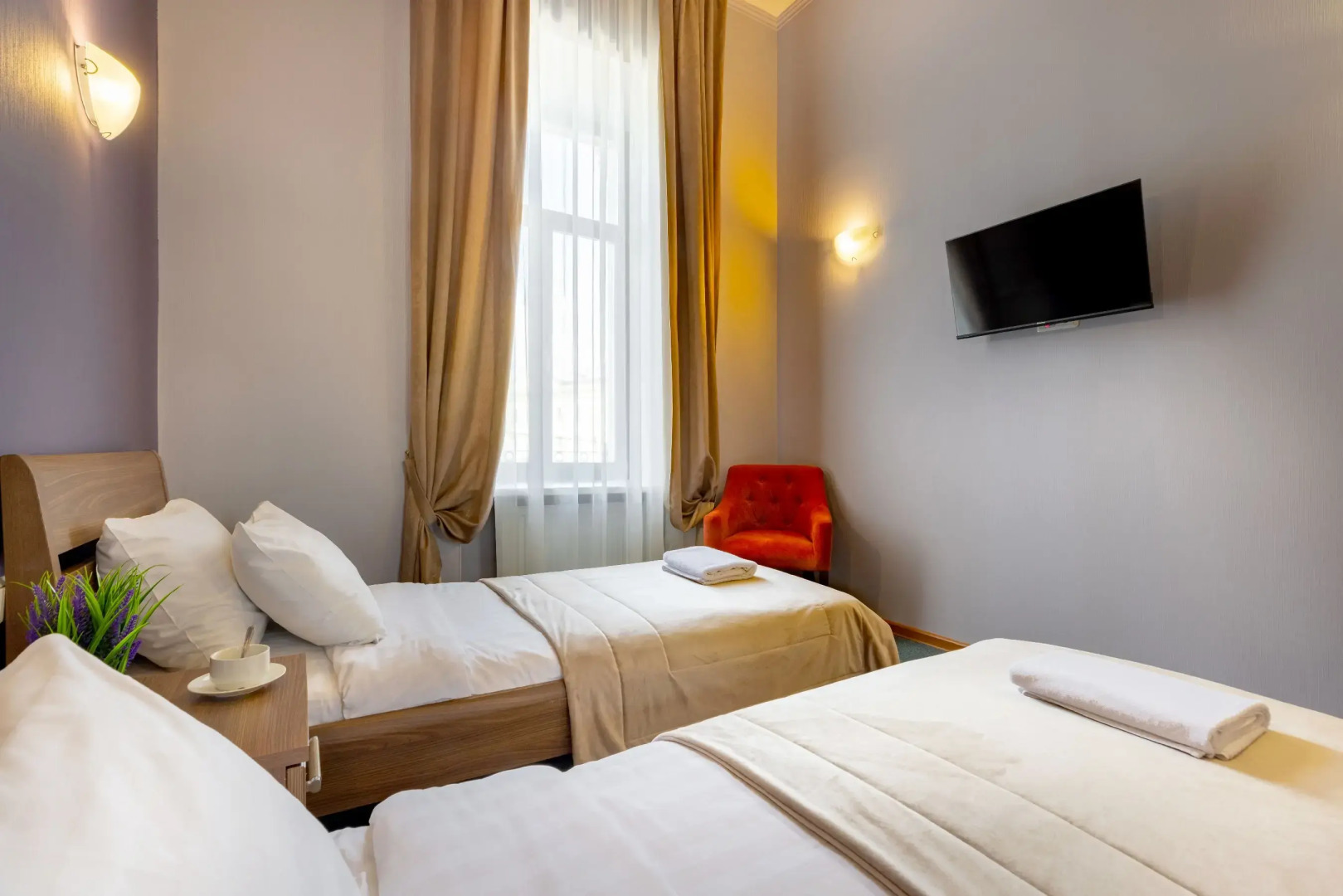 Соло на набережной реки Мойки 82