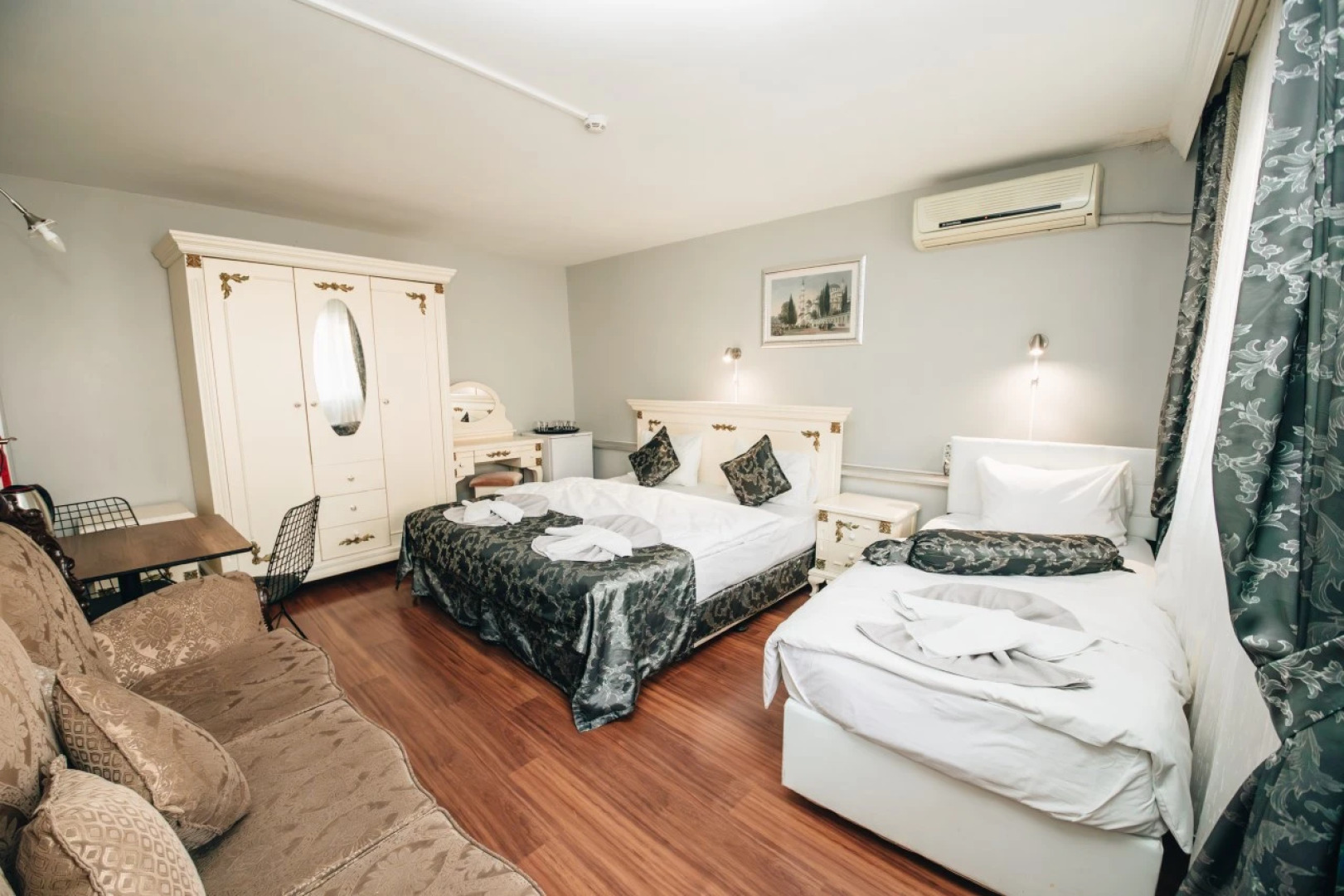 Отель Safran Suites