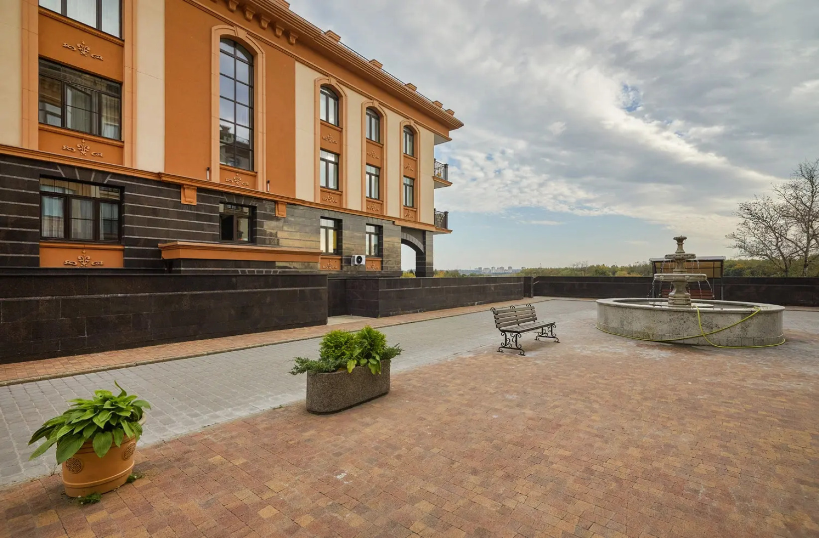 Апартаменты в современном стиле с камином