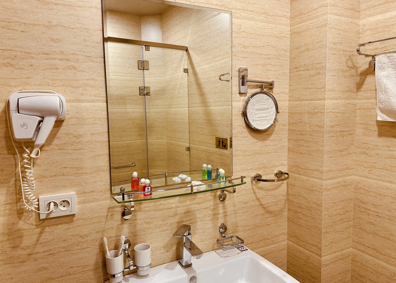 Отель Ayvan Plaza