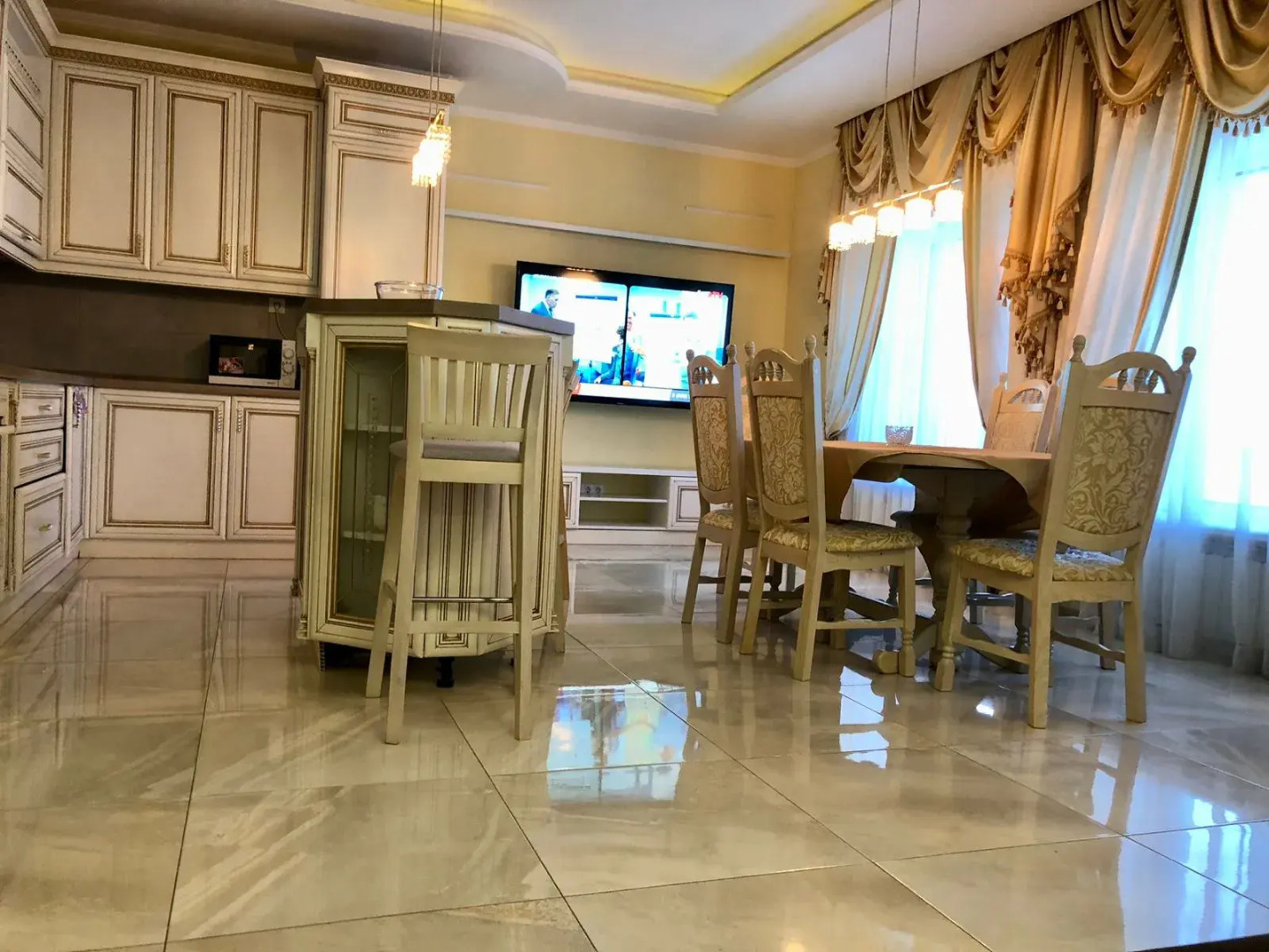 Апартаменты в центре с видом на Севастопольскую бухту