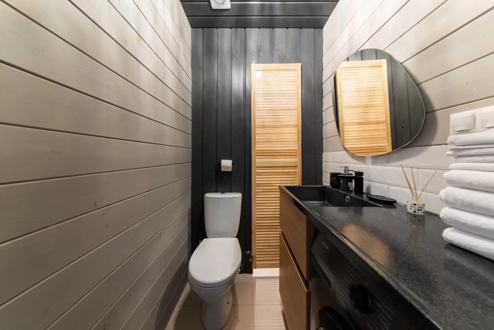 Гостевой дом LuckyHomeRent Домик у Озера 1