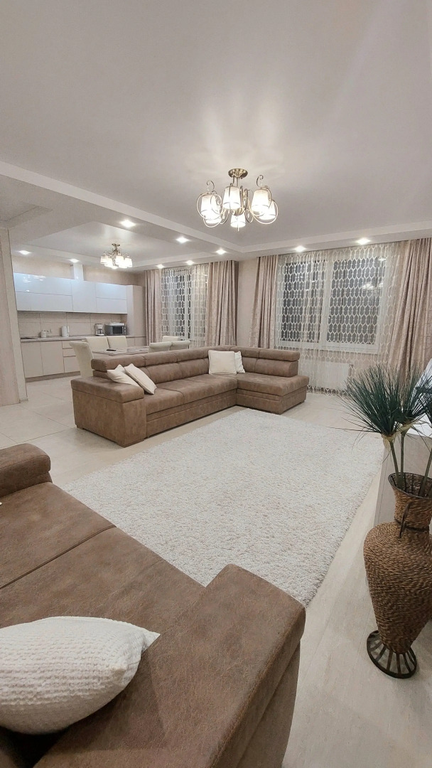 Апартаменты в центре с тремя спальнями на Червякова 55 рядом с парком Победы