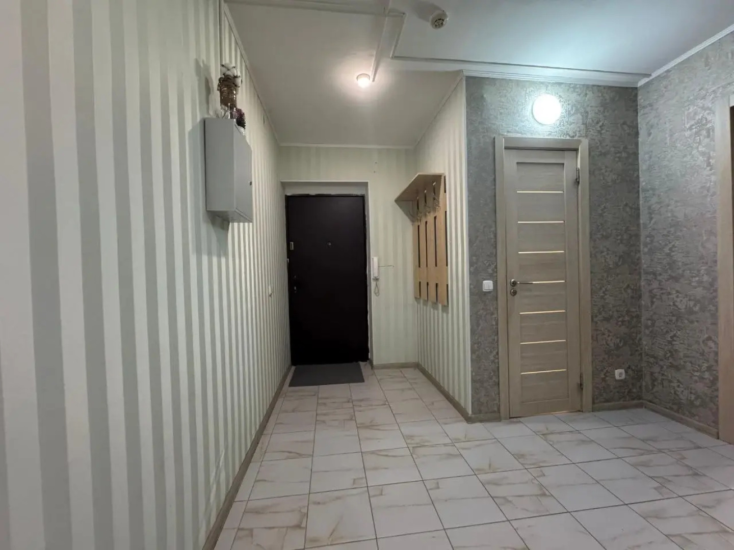 Апартаменты на 14 гостей на Хади Такташа 121 в центре города  На берегу Оз.Кабан