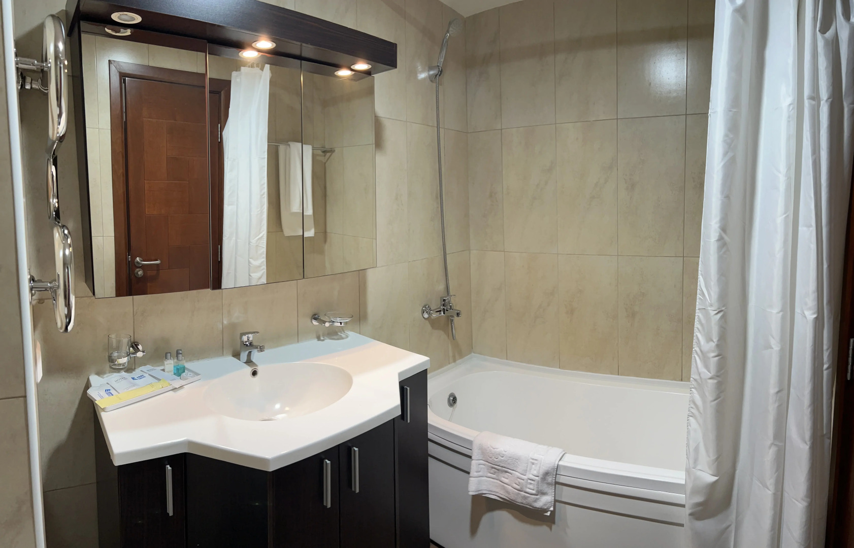 Hotel Paris Gostinichnogo Kompleksa Dvfu