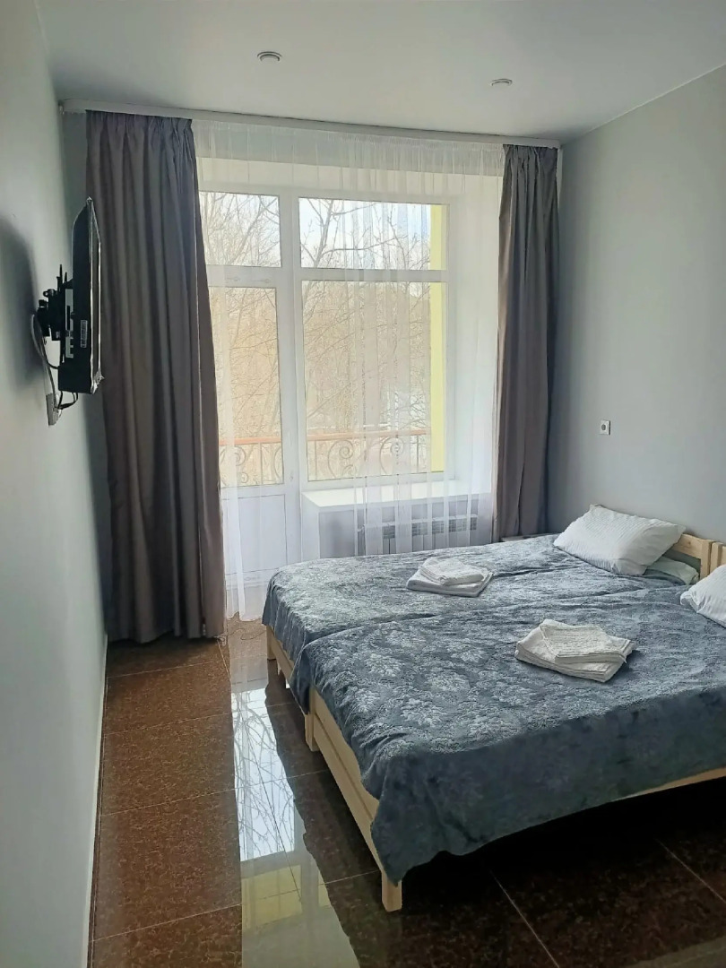 Отель на радужной