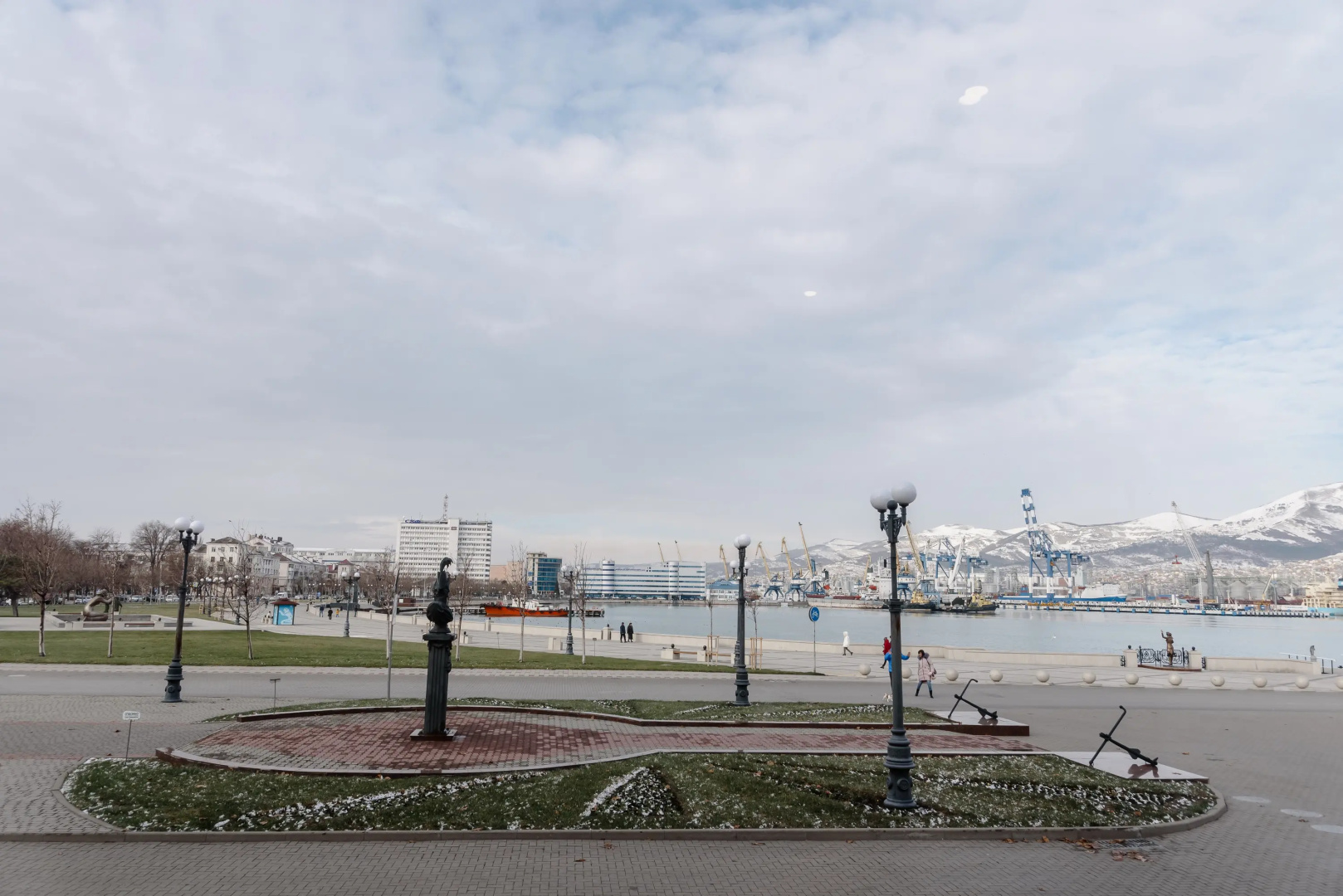 Апартаменты в Центре На 1 Линии с Видом на Крейсер Михаил Кутузов Море и Форумную Площадь от LetoAрart