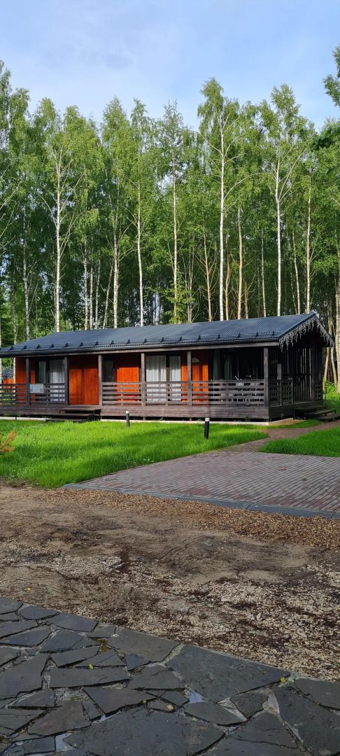 Дом Барнхаус у озера с панорамным остеклением