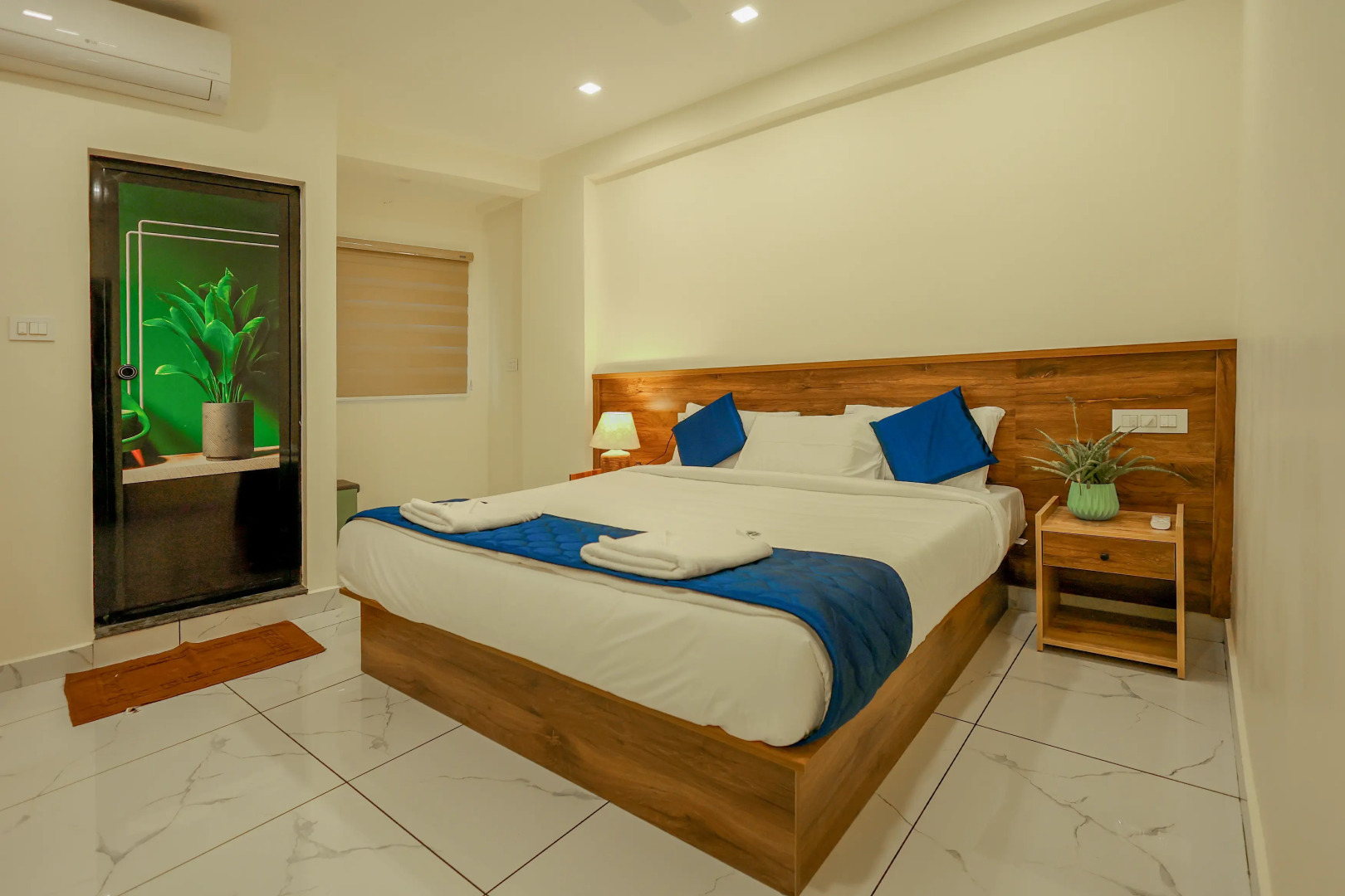 Отель Moonic Days