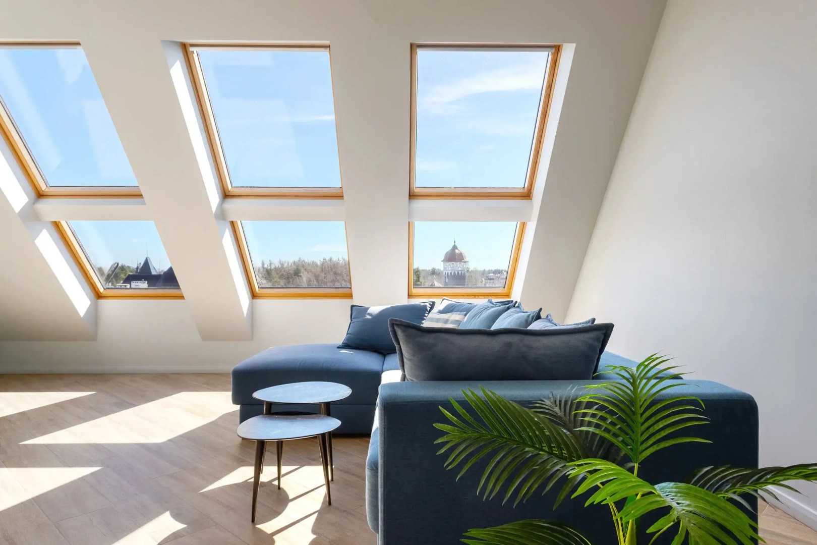 Квартира с Мансардными Окнами и Видом на Море