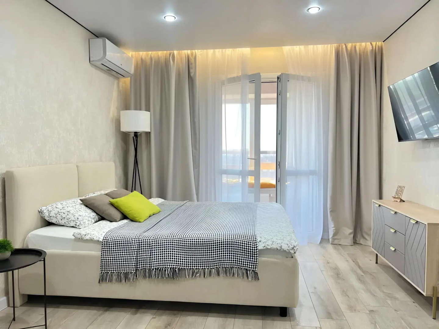 Квартира 6 местная с новым ремонтом около метро Горки парка и ТЦ