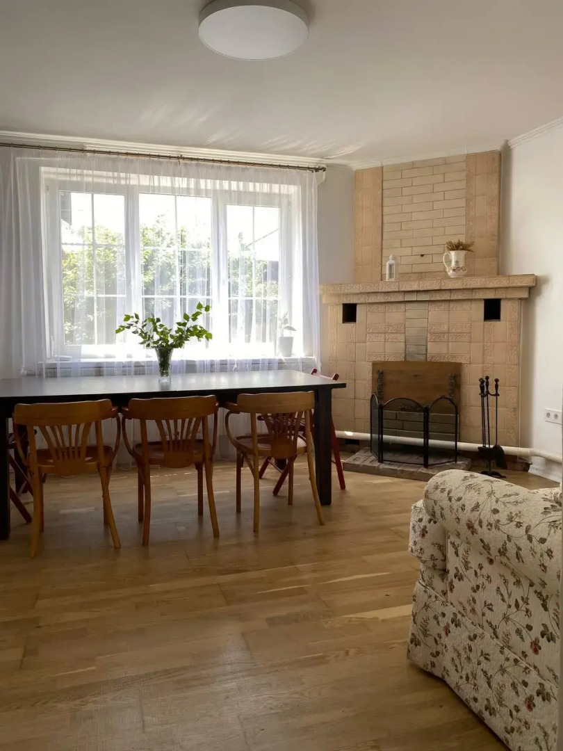 Частный дом с садом и бассейном