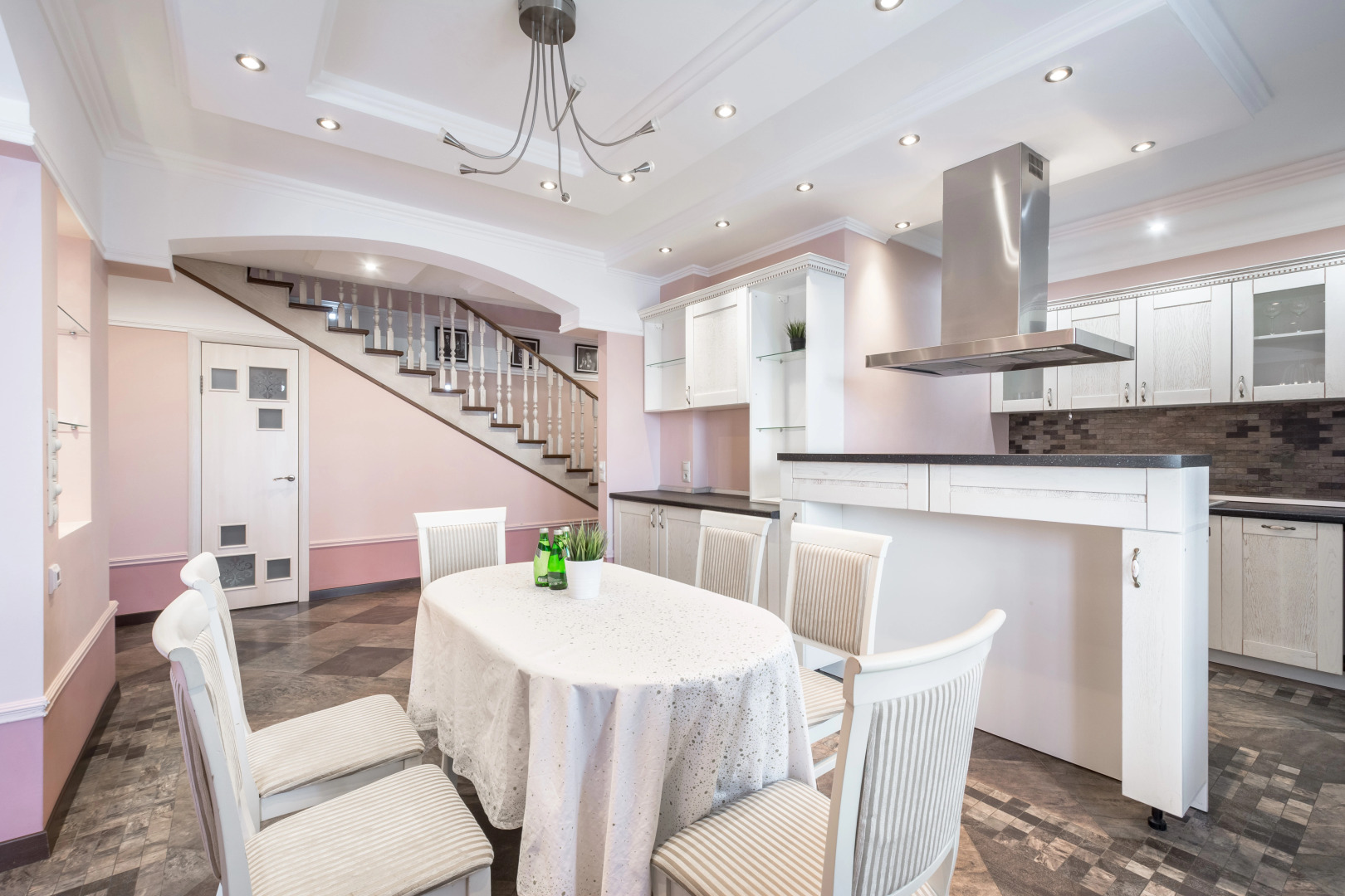 Апартаменты с финской сауной и двумя балконами — просторный двухэтажный пентхаус с двумя спальнями и гостиной