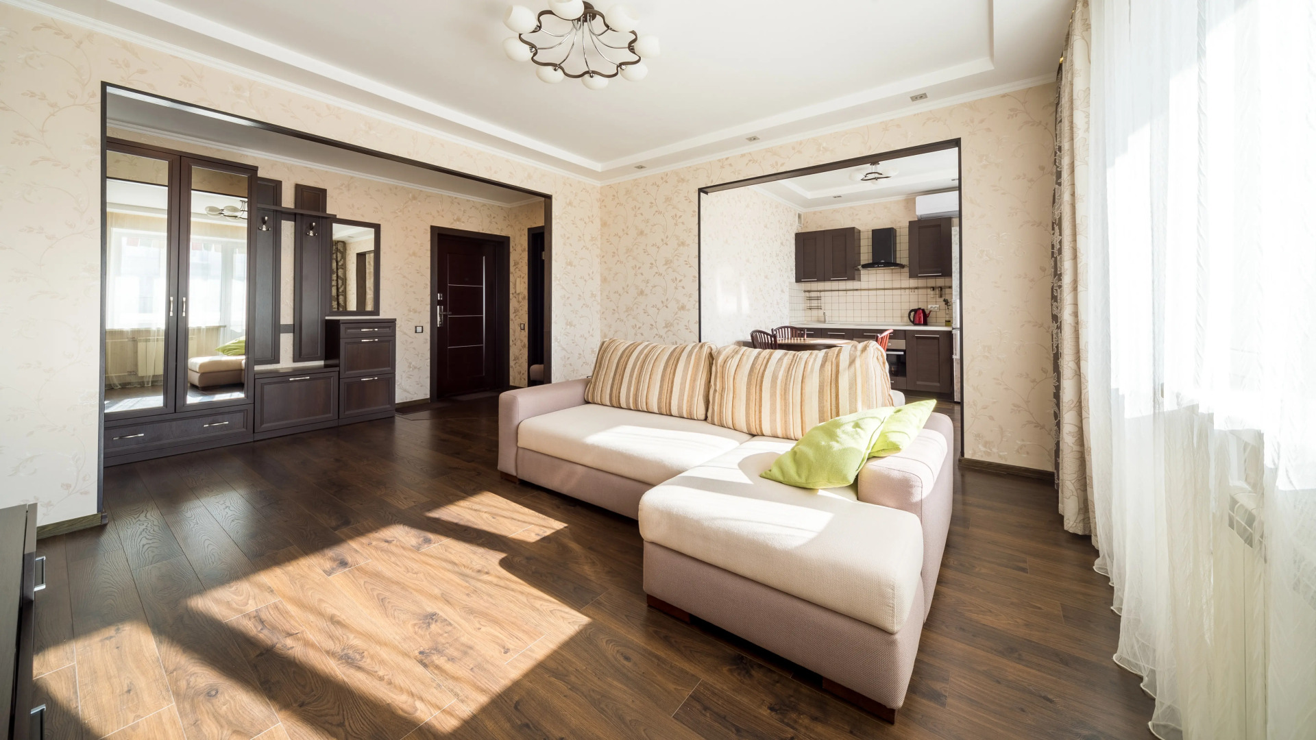 Квартира Тёплая солнечная возле БЦ Первая Башня