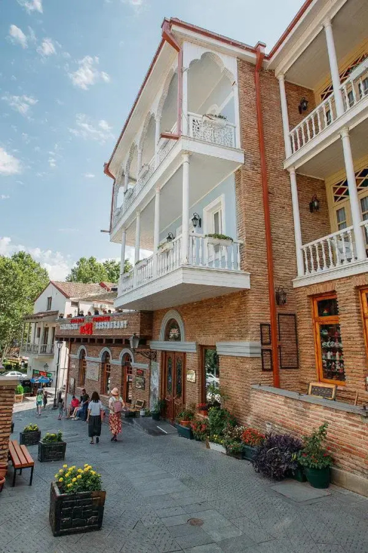 Aivani Hotel