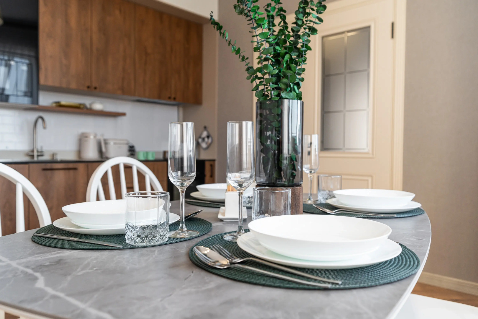 Апартаменты трехкомнатные с панорамным видом на город и море в центре Новороссийска от LetoApart