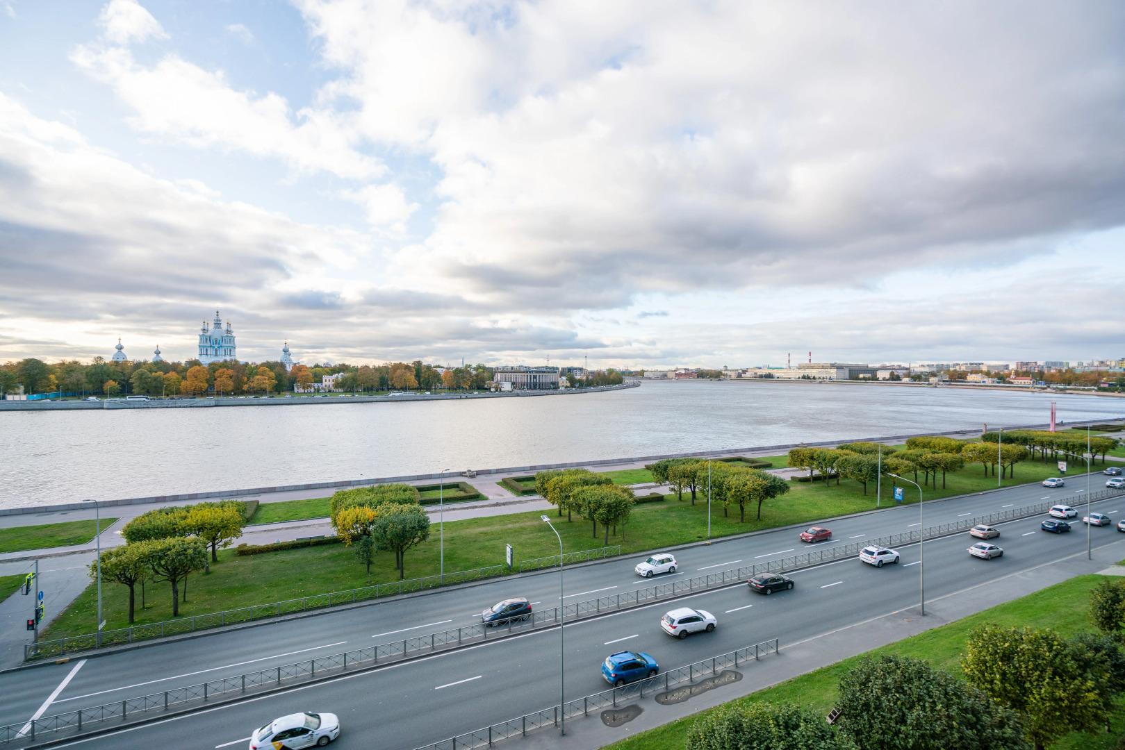 Квартира с Видом на Смольный Собор