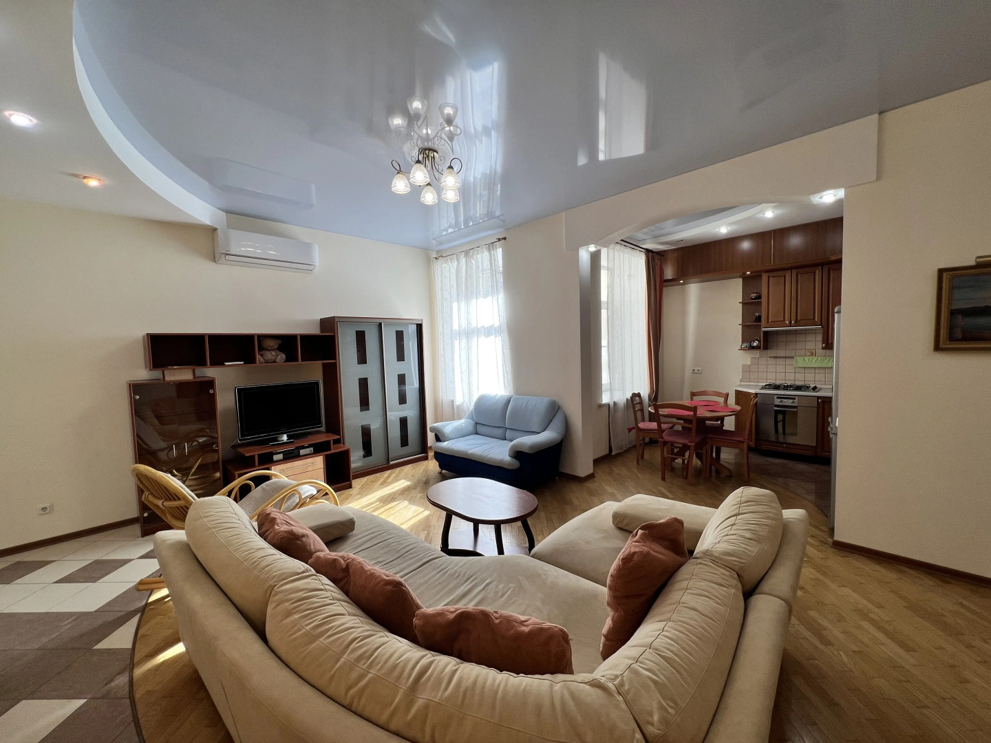 Трехкомнатная квартира с сауной и джакузи Парковка