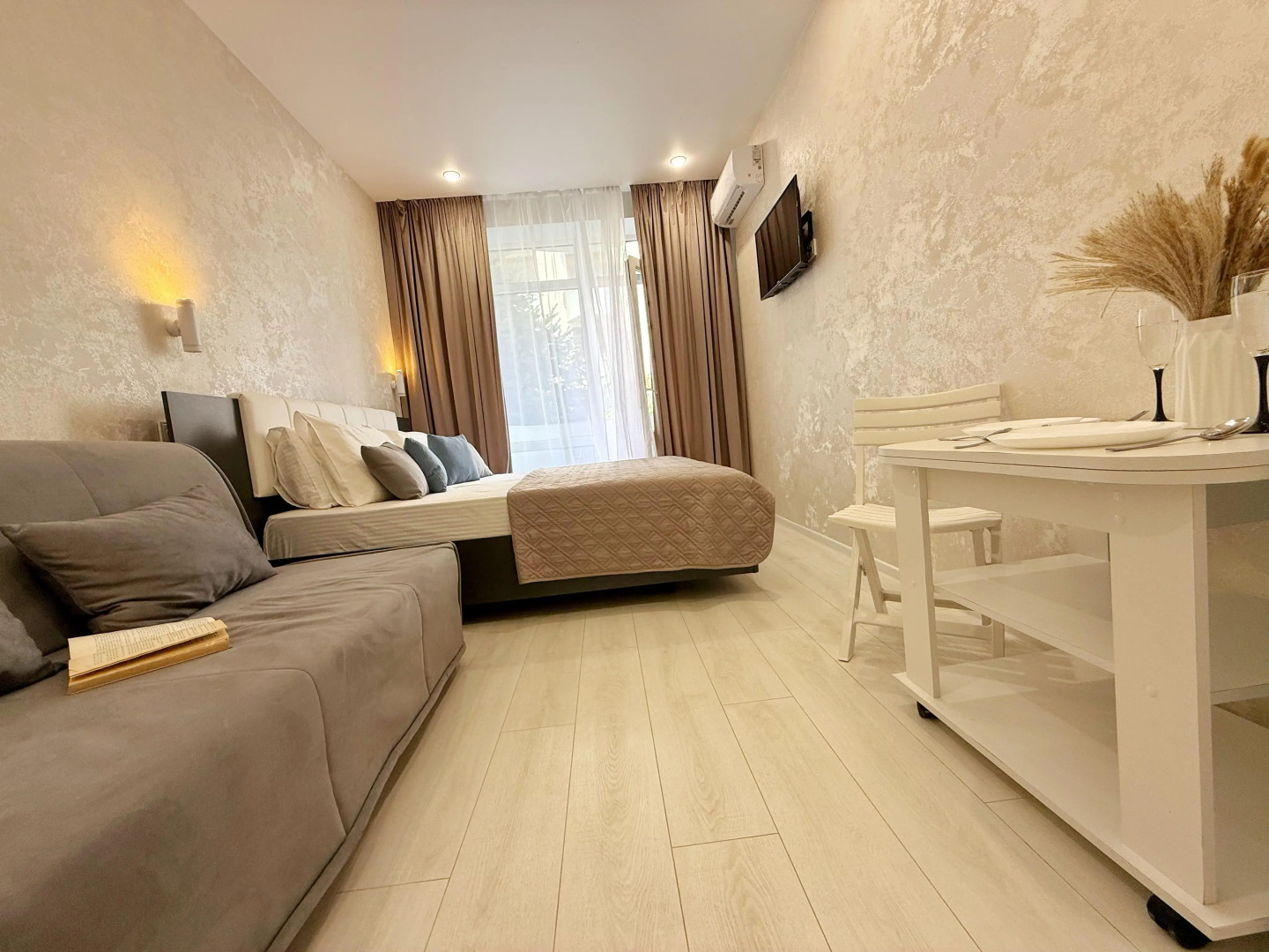 Апартаменты с небольшим балконом. 3 минуты до Моря. Для троих.