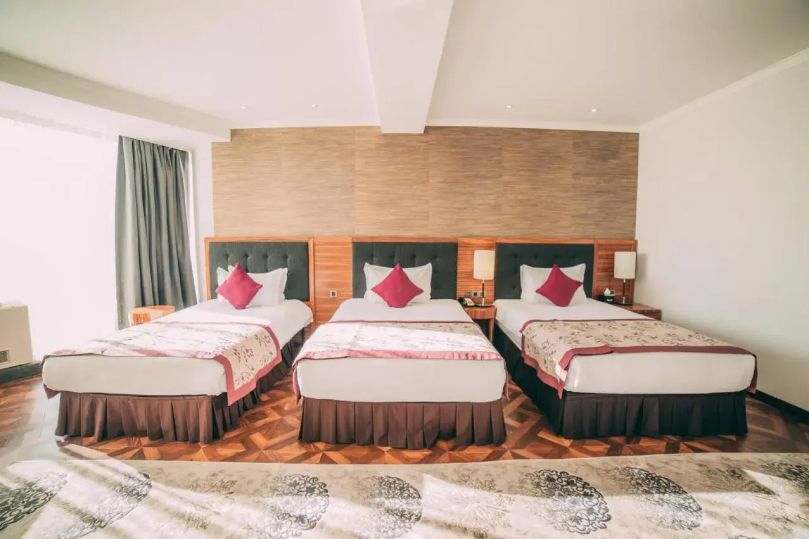 Отель Damas International