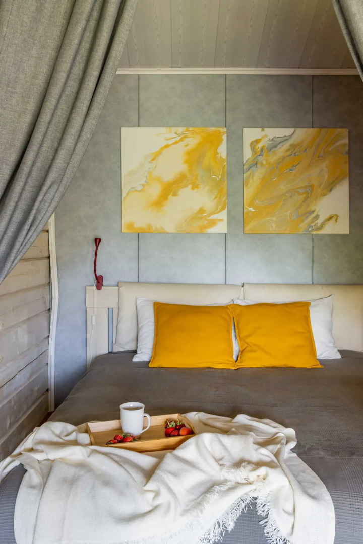 Частный дом на ухоженном участке с газоном и туями