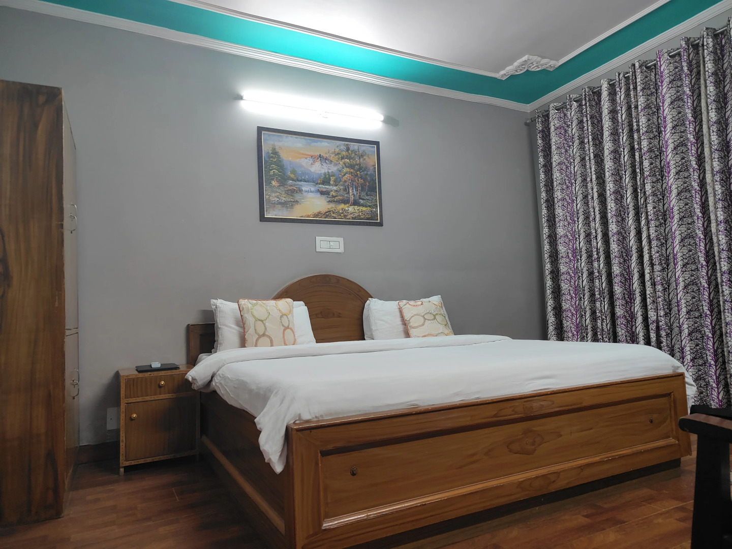 Отель Snow Crest Inn