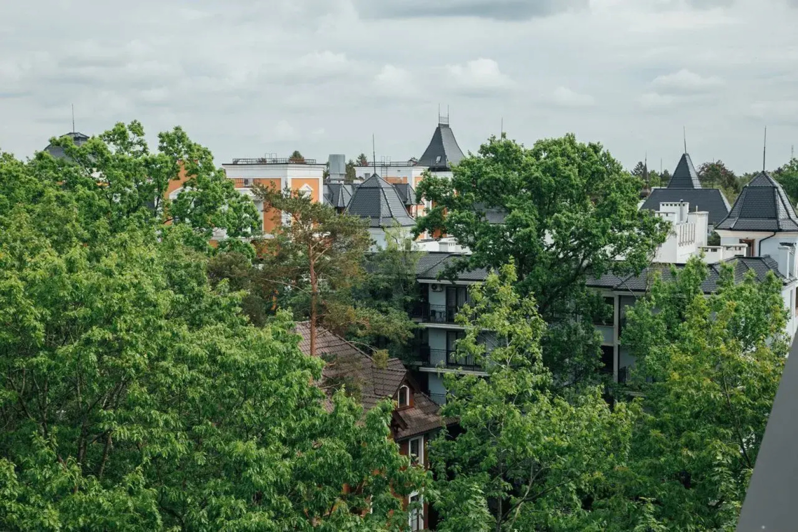 Квартира с Мансардными Окнами и Видом на Море